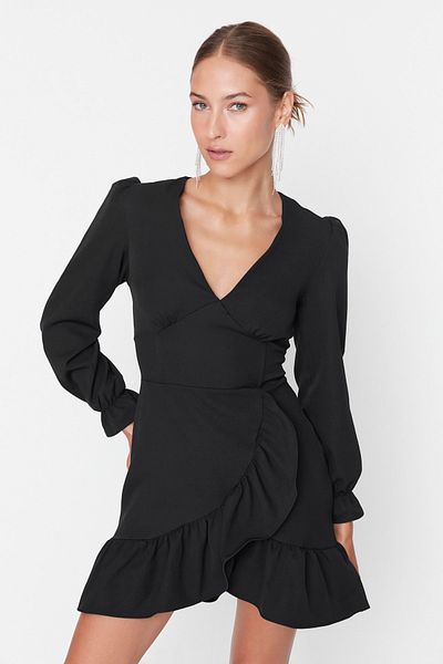 Trendyol Collection Tkané krátké elegantní večerní šaty - detail s černým rukávem TPRAW23EL00244