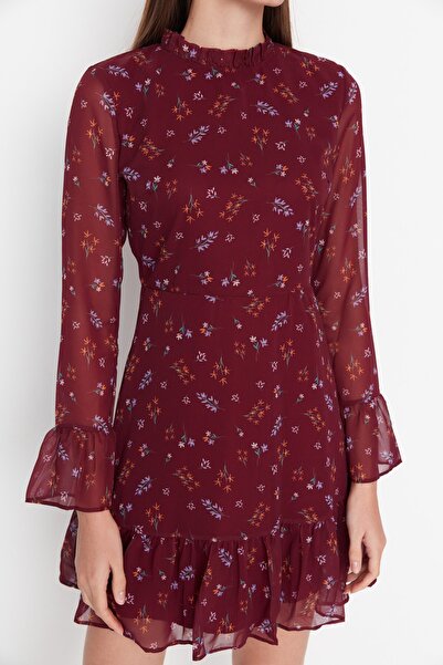 Trendyol Collection Vínové květinové potisky Vysoký límec s vycpanou pasem Podšité mini šifonové tkané letové šaty TCLAW19LJ0076