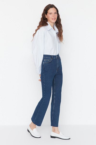 Trendyol Collection Dunkelblaue, nachhaltigere High Waist Crop Flare Jeans TWOAW23JE00393