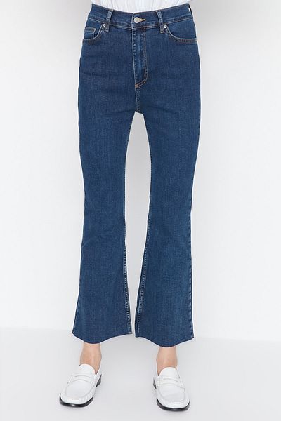 Trendyol Collection Dunkelblaue, nachhaltigere High Waist Crop Flare Jeans TWOAW23JE00393