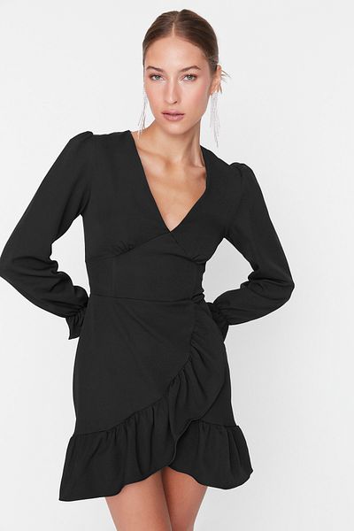 Trendyol Collection Tkané krátké elegantní večerní šaty - detail s černým rukávem TPRAW23EL00244