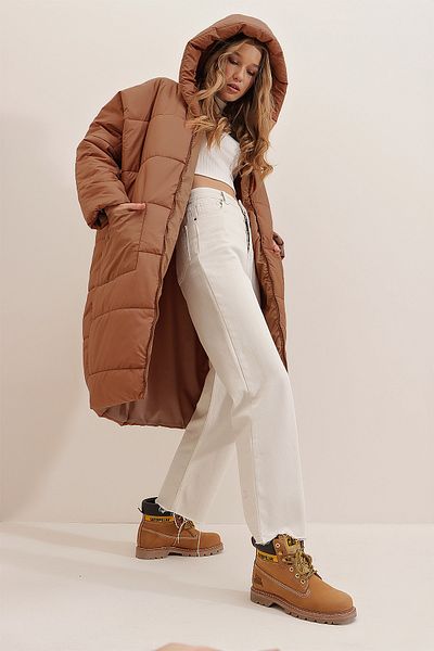 Trend Alaçatı Stili Damen-Puffermantel in Milchkaffee mit Kapuze und zwei Taschen, übergroß, ALC-X5164