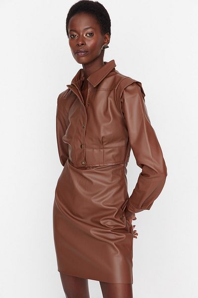 Trendyol Collection Braunes Kleid aus gewebtem Kunstleder mit Mini-Hemdkragen TWOAW20EL2136