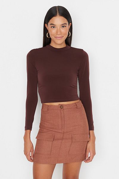 Trendyol Collection Braune, eng anliegende, langärmlige, dehnbare Strickbluse mit hohem Kragen TWOAW23EL01391