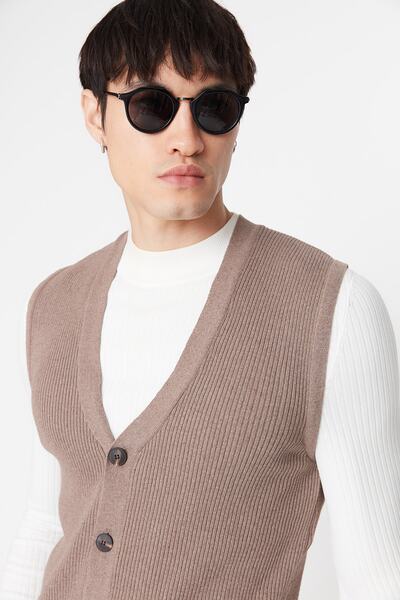 Trendyol Collection Вталена мъжка плетена жилетка с V-образно деколте от норка TMNAW23YE00021