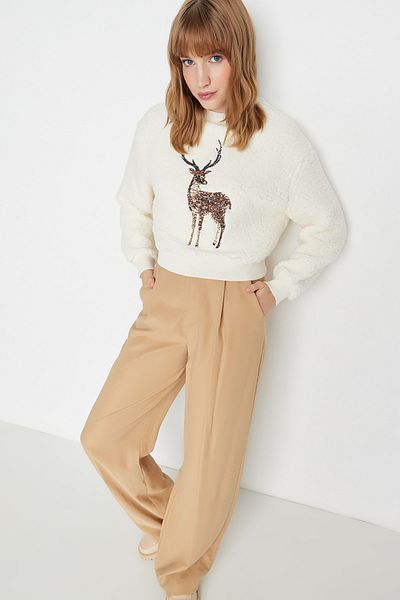 Trendyol Collection Ecru vánoční vyšívaná základní tlustá pletená mikina TWOAW23SW00718