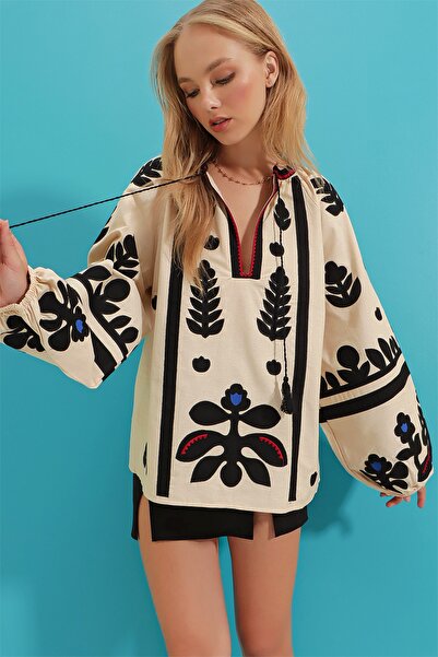 Trend Alaçatı Stili Γυναικεία μπεζ φούντα με λαιμόκοψη Λεπτομερές κέντημα με μπαλόνι μανίκι υφασμένη μπλούζα ALC-X9279