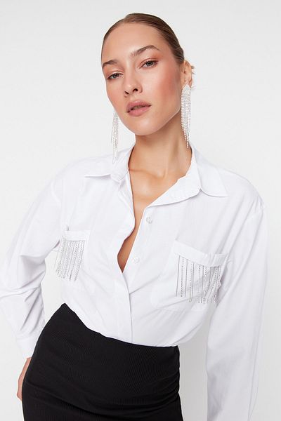 Trendyol Collection Popeline-Hemd mit weitem Schnitt und glänzendem Steindetail - TPRAW23GO00012