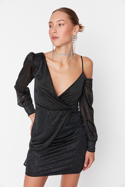Trendyol Collection Černé třpytivé pletené večerní šaty – detailní límec, krátké stylové šaty TPRAW23EL00347