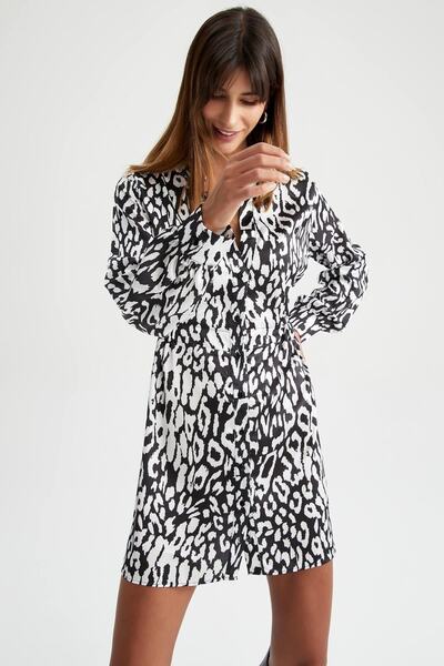 DeFacto Saténové mini šaty s dlouhým rukávem s výstřihem do V se zvířecím potiskem