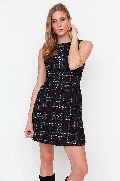 Trendyol Collection Schwarzes Mini-Tweed-Webkleid in A-Linie TWOAW23EL00258
