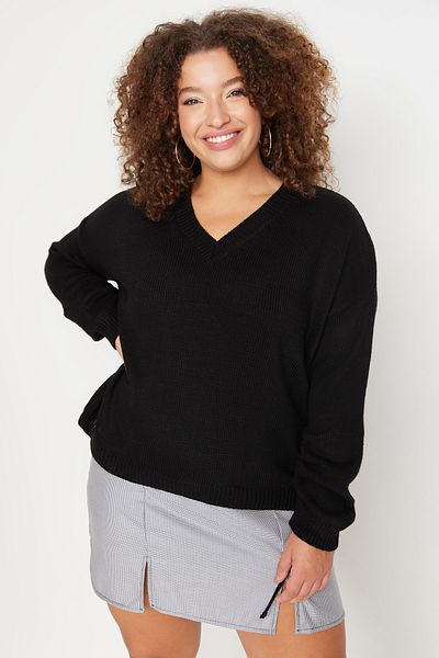 Trendyol Curve Schwarzer, geraffter Strickpullover mit V-Ausschnitt und Ärmeln TBBAW23AN00023