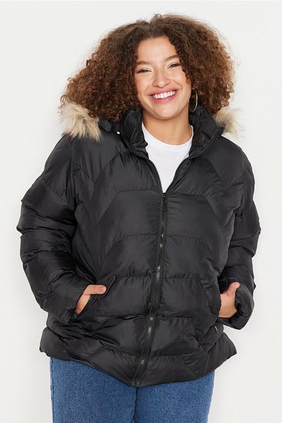 Trendyol Curve Schwarze Pufferjacke mit Felldetail in Kapuze – Regular Fit TBBAW23AW00007