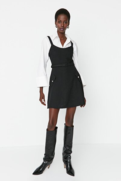 Trendyol Collection Černé páskové mini tkané šaty s detailem kapsy TWOAW23EL00526