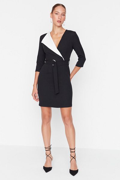 Trendyol Collection Tkané šaty s černým páskem a dvojitým límcem TWOAW20EL0909