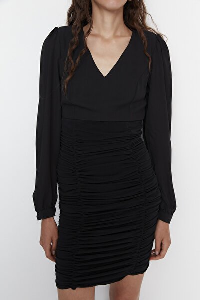 Trendyol Collection Περιορισμένης έκδοσης Μαύρο μίνι υφαντό φόρεμα με λεπτομέρειες TWOAW21EL1317