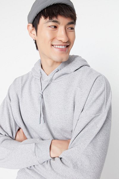 Trendyol Collection Grau meliertes, übergroßes Fleece-Sweatshirt mit Kapuze - TMNAW23sw00195