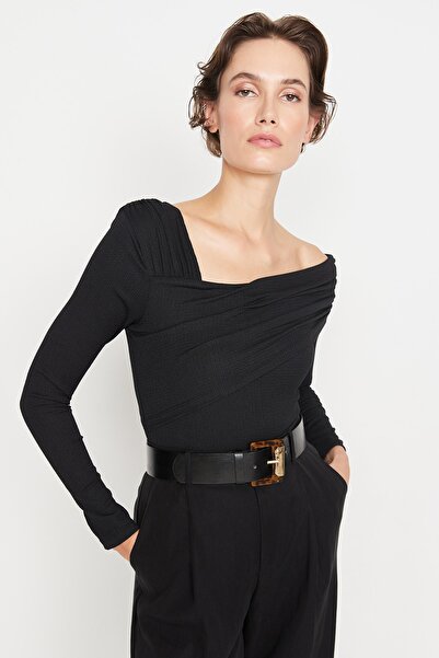 Trendyol Collection Černý asymetrický límec s detailním nařaseným střihem/na tělo upnuté pletené tělo se zavinovacími cvočky TWOAW23BD00043