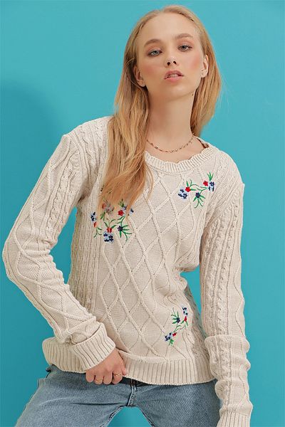 Trend Alaçatı Stili Beigefarbener Damen-Strickpullover mit Rundhalsausschnitt und Stickerei ALC-X9280