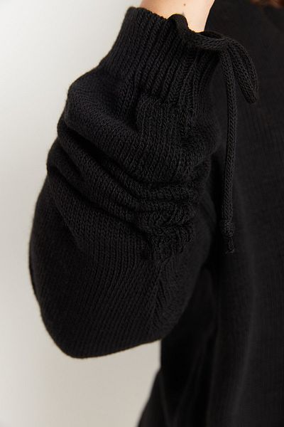 Trendyol Curve Schwarzer, geraffter Strickpullover mit V-Ausschnitt und Ärmeln TBBAW23AN00023