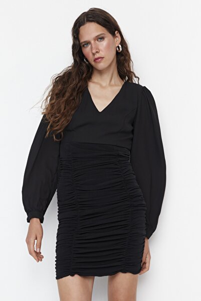 Trendyol Collection Περιορισμένης έκδοσης Μαύρο μίνι υφαντό φόρεμα με λεπτομέρειες TWOAW21EL1317