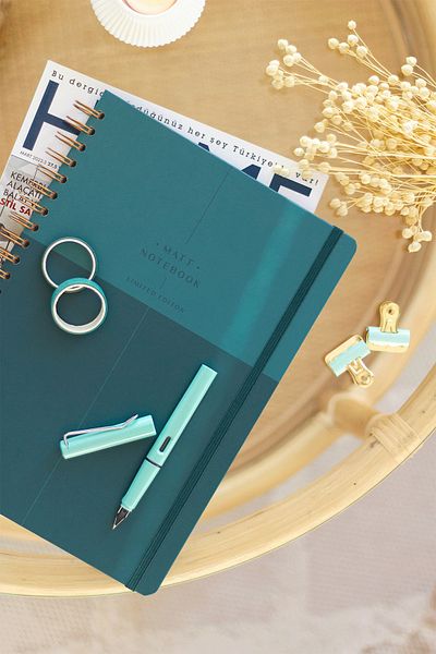 Matt Notebook دفتر ملاحظات ذو غلاف صلب حلزوني مطاطي مقاس 20 × 28 سم مقاس A4 مسطر