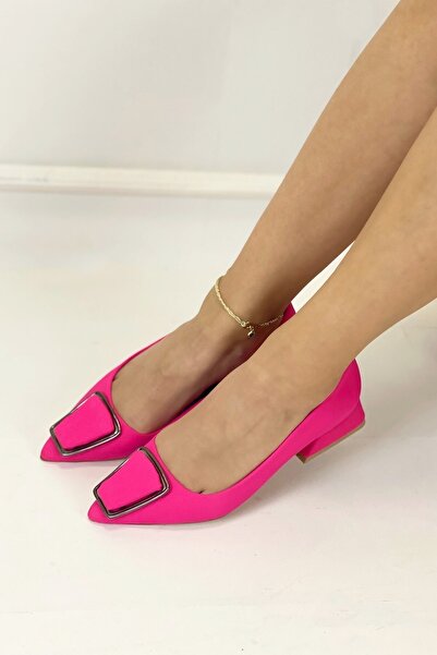 Nil Shoes Pantofi cu cataramă pătrată din satin mat, fucsia, negru