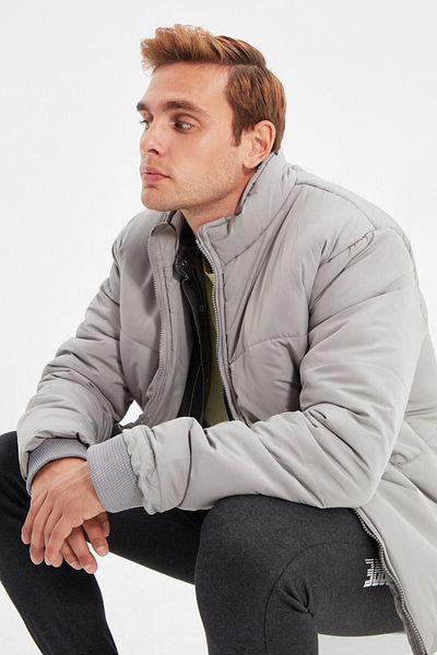 Trendyol Collection Wind- und wasserabweisende graue Pufferjacke – reguläre Passform TMNAW22MO0091