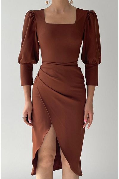 Afiş Butik Rochie maro cu decolteu pătrat cu croială asimetrică