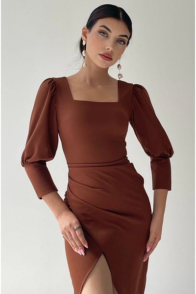 Afiş Butik Rochie maro cu decolteu pătrat cu croială asimetrică
