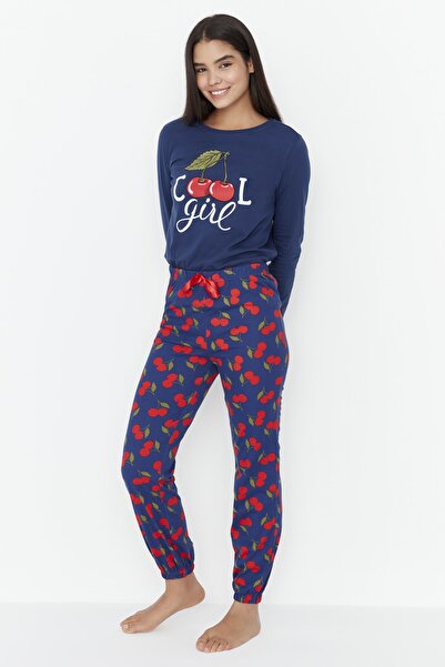 Trendyol Collection Cseresznye nyomott sötétkék kötött pizsama szett - 100% pamut THMAW23PT00494