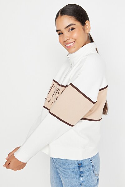 Trendyol Collection Ecru Basic tištěná tlustá fleecová pletená mikina TWOAW23SW00117