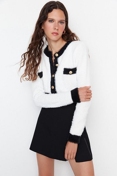 Trendyol Collection Ecru Knitwear Crop Cardigan – Bart- und Federgarn, Jackenoptik TWOAW23HI00549