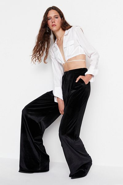 Trendyol Collection Schwarze Samthose in limitierter Auflage TPRAW23PL00017