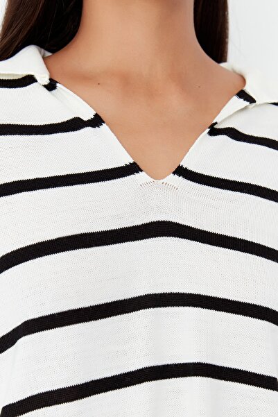 Trendyol Collection Pulover negru din tricotaje cu dungi Super Wide Fit TWOAW23KZ01845