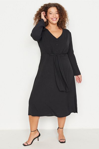 Trendyol Curve Czarna sukienka z tkaniny zapinana na guziki i pasek TBBAW23AH00109