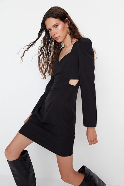 Trendyol Collection Černé mini tkané šaty s výřezem/okénkem TWOAW23EL01204