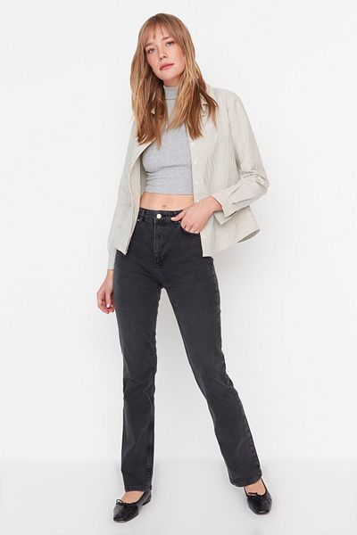 Trendyol Collection Schwarze, nachhaltigere Bootcut-Jeans mit hoher Taille TWOAW23JE00353
