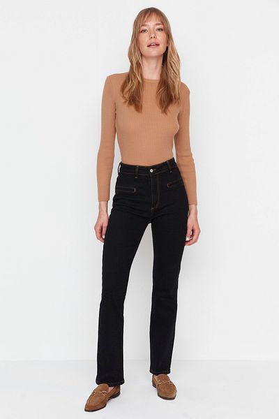 Trendyol Collection Schwarze, nachhaltigere Bootcut-Jeans mit hoher Taille TWOAW23JE00356