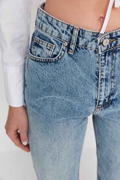 Trendyol Collection Světle modré Udržitelnější džíny s širokým pasem TWOAW23JE00364