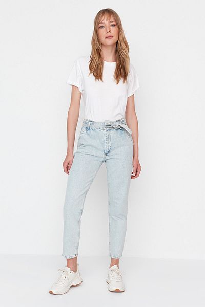 Trendyol Collection Blugi Mom cu talie înaltă, albastru deschis, mai sustenabil, cu curea TWOAW23JE00372