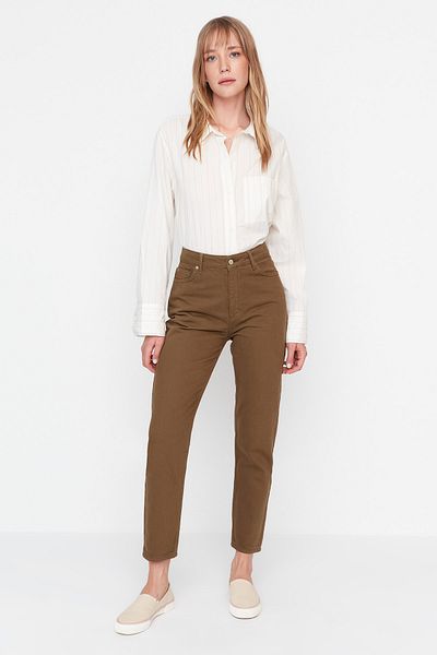 Trendyol Collection Grüne, nachhaltigere Mom-Jeans mit hoher Taille TWOAW23JE00389