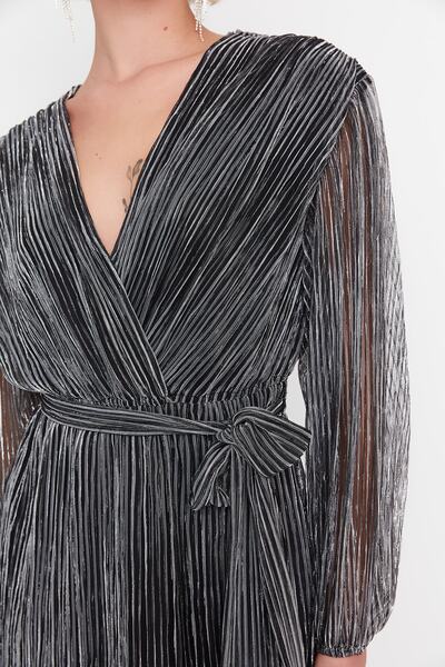 Kolekcia Trendyol Pletené večerné šaty s trblietavým strihom do A – čierna vlečka a podšívka, krátke večerné šaty TPRAW22EL1905