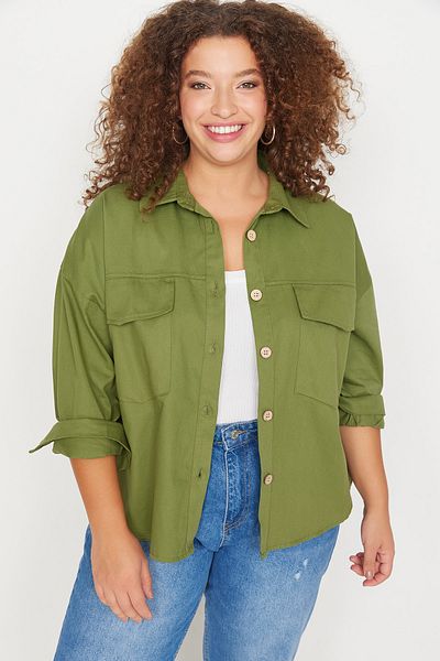 Trendyol Curve Khakifarbene Gabardine-Jacke in Übergröße – 100 % Baumwolle, Doppeltasche, saisonal TBBAW23AX00019
