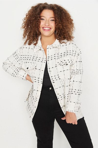 Trendyol Curve Téli nagy méretű ing/dzseki - fehér tweed, hosszú ujjú TBBAW23AX00009