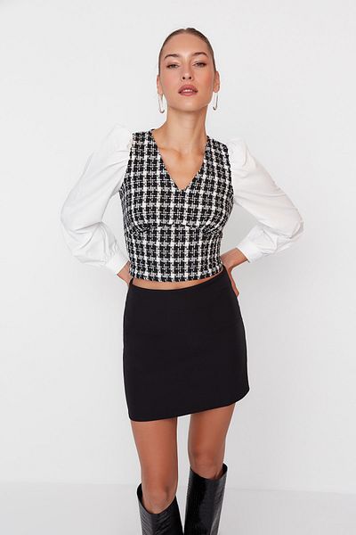 Trendyol Collection Schwarze, bauchfreie, figurbetonte Tweed-Webbluse TWOAW23BZ00521