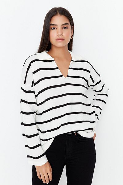 Trendyol Collection Schwarzer gestreifter Strickpullover mit super weiter Passform TWOAW23KZ01845