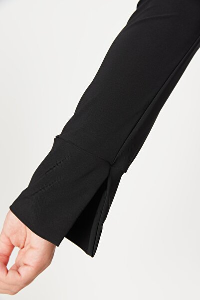 Trendyol Curve Pletená halenka Black Gather Detailed Crop TBBAW23AF00059