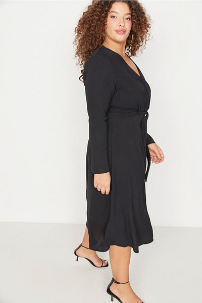 Trendyol Curve Czarna sukienka z tkaniny zapinana na guziki i pasek TBBAW23AH00109