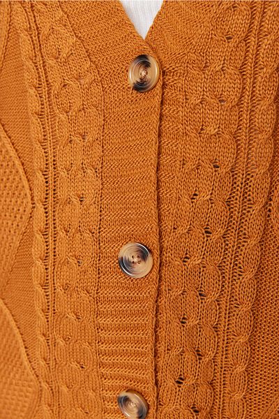 Trendyol Curve Hellbraune Strickjacke mit V-Ausschnitt und Knopfleiste – Haarstrickdetail TBBAW23AV00085